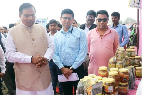 किसानों ने किया प्राकृतिक उत्पादों (Natural Products) का प्रदर्शन, महिला किसान बनेगी लखपति