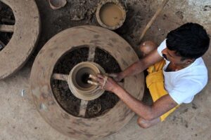 ऐसे रुके कुम्हारों (potters) के हाथ चाक पर