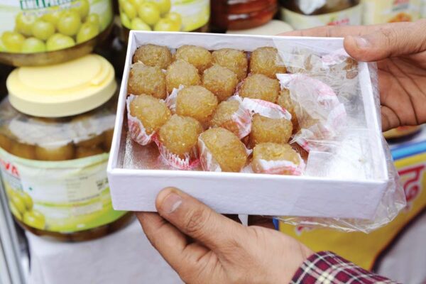 आंवला लड्डू (Amla Laddus) से मेहमानों का स्वागत