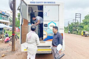 दूध मिलावटी तो नहीं,  दूध वाहन (Milk Van) से लिए गए सैंपल