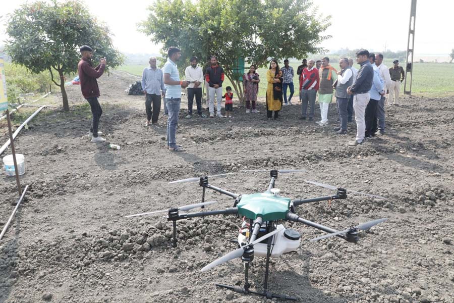 कलक्टर ने सुनेरा के किसान के खेत में ड्रोन फ्लाई का किया अवलोकन, 2 साल से नहीं जलाई पराली