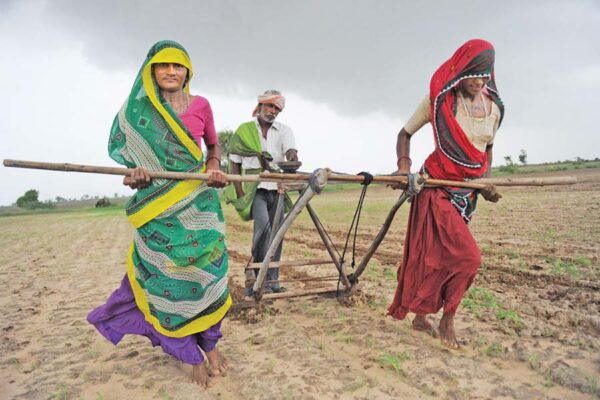 महिला किसानों (Women Farmers) के साथ भेदभाव (Discrimination) क्यों